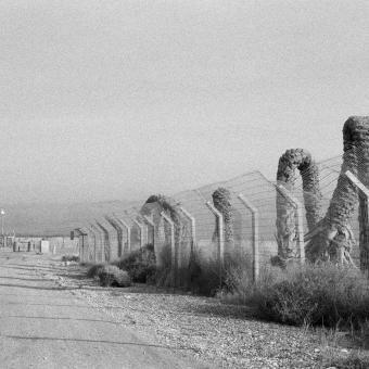 Fotografía de Sophie Ristelhueber «Puente Allenby núm. 1/ Puente Allenby núm. 2», de Sophie Ristelhueber