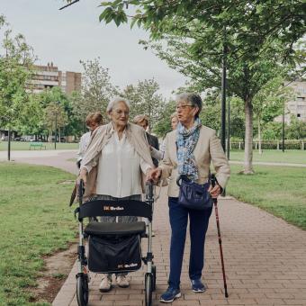 Personas del programa Siempre Acompañados paseando.