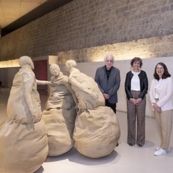 Ramón Andrés, director de la bienal los Encuentros de Pamplona, Rebeca Esnaola, Consejera de Cultura, Turismo y Deporte del Gobierno de Navarra y Nimfa Bisbe, directora de la Colección de Arte Contemporáneo de Fundación ”la Caixa” y comisaria de la exposición.