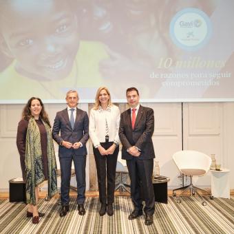 De izquierda a derecha: Magdalena Robert, Program Advocacy and Communications de la Global Policy & Advocacy de la Gates Foundation, Juan Pedro Badiola, director territorial Norte de CaixaBank, SAR Infanta Doña Cristina, directora del Área Internacional de la Fundación "la Caixa" y Eduard Molnar, jefe de Relaciones con Donantes y Campañas de Gavi the Vaccine Alliance.