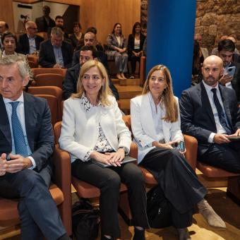 De izquierda a derecha: Juan Pedro Badiola, director territorial Norte de CaixaBank, SAR Infanta Doña Cristina, directora del Área Internacional de la Fundación "la Caixa", Ariadna Bardolet, directora de Programas Internacionales de la Fundación "la Caixa", Lander Rubio, director comercial de Empresas de la dirección territorial Norte de CaixaBank y Belén Lago, accionista del Grupo Oca - Obras Civiles del Atlántico.