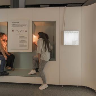 Visitantes observan su imagen invertida en el segundo ámbito de la exposición 'Espejos'.