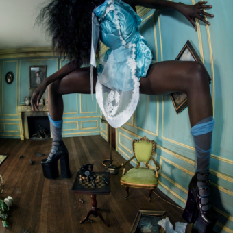 Duckie Thot como "Alicia" en el calendario Pirelli 2018, con fotografías de Tim Walker y estilismo de Edward Enninful sobre el tema "Alicia en el país de las maravillas".