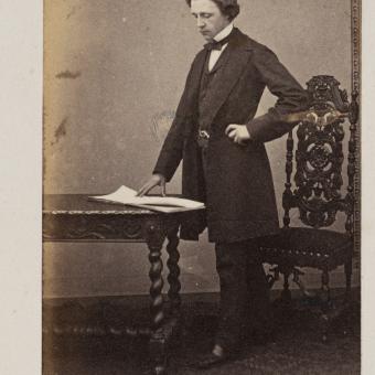Charles Lutwidge Dodgson (1832-1898), álbum fotográfico familiar, siglo XIX. V&A: RPS.116-2021.  Colección The Royal Photographic Society at the V&A, adquirido con la generosa contribución del National Lottery Heritage Fund y el Art Fund.