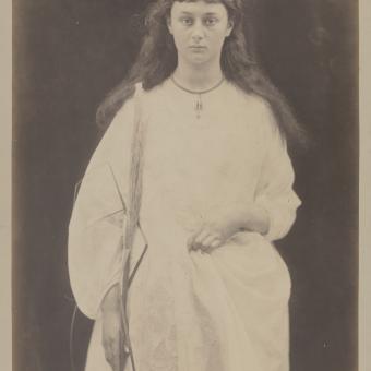 Fotografía de Alice Liddell como Santa Inés, realizada por Julia Margaret Cameron, copia a la albúmina, 1872.