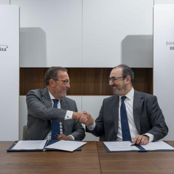 Antonio Vila Bertrán, director general de la Fundación “la Caixa”, y  Sergio Díaz-Granados, presidente ejecutivo de CAF.