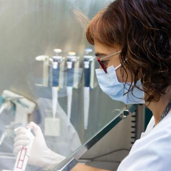 Mari Carmen Puertas, en el laboratorio de IrsiCaixa.