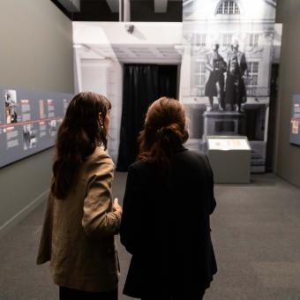 Dos visitants a l'exposició Temps incerts. Alemanya entre guerres.