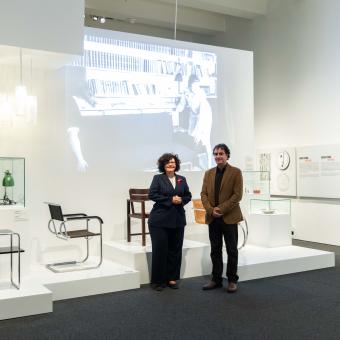 La directora de CaixaForum Madrid, Isabel Fuentes, i l'arquitecte i filòsof Pau Pedragosa, un dels comissaris de la mostra.