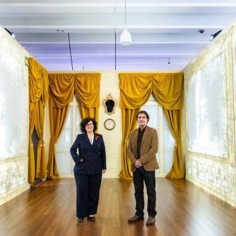 La directora de CaixaForum Madrid, Isabel Fuentes, i Pau Pedragosa, un dels comissaris de la mostra.