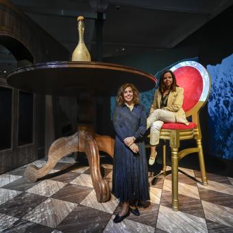 The curator of the exhibition "The worlds of Alice. Dreaming of Wonderland”, Kate Bailey, and director of CaixaForum Barcelona, ​​​​Mireia Domingo.