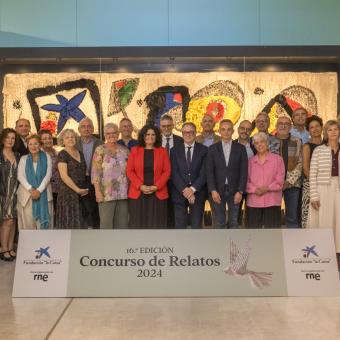 Foto de familia con los finalistas del XVI Concurso de Relatos Escritos por Personas Mayores.