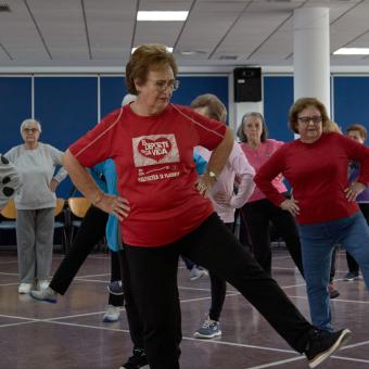 Clases de gimnasia adaptadas a personas mayores.