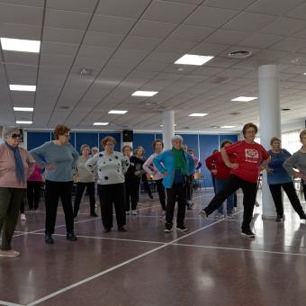 Clases de gimnasia adaptadas a personas mayores.