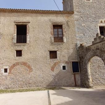 Façana de l’Hospital de Cervelló a Olesa de Bonesvalls després de la seva rehabilitació.