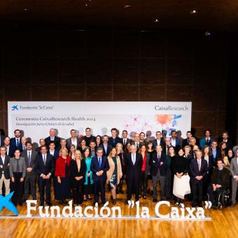 Foto de familia de representantes de la Fundación "la Caixa" junto a los investigadores e investigadoras seleccionados en la convocatoria CaixaResearch de Investigación en Salud 2024.