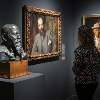 Visitant a l'exposició «XIX. El segle del retrat. Col·leccions del Museo del Prado. De la Il·lustració a la modernitat»