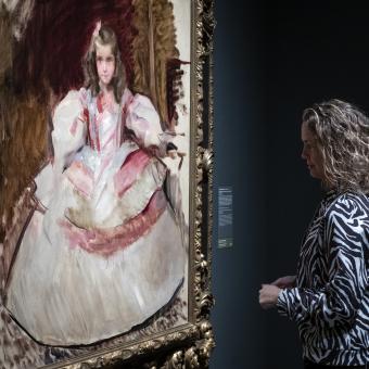 Visitant a l'exposició «XIX. El segle del retrat. Col·leccions del Museo del Prado. De la Il·lustració a la modernitat»