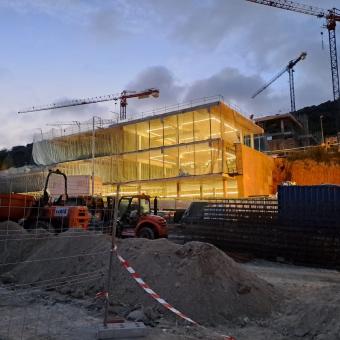 Vista nocturna de las obras del futuro CaixaResearch Institute.