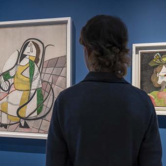 Una visitante observando dos obras de la exposición «Arte y naturaleza. Un siglo de biomorfismo».