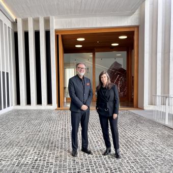 Santiago Cambero, delegado en Extremadura de la Fundación ”la Caixa”, y  Sandra Guimarães, directora del Museo Helga de Alvear.