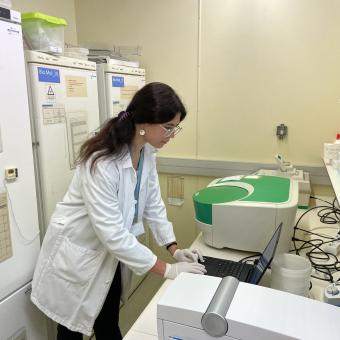 Irene González, investigadora de IrsiCaixa, con la máquina de reservorio.