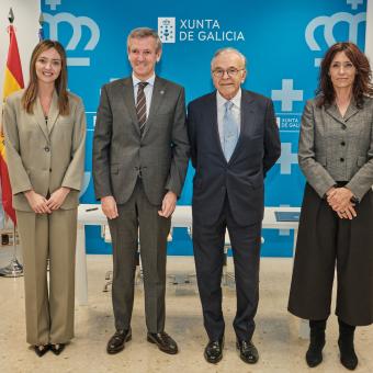 De izq. a der., la conselleira de Política Social e Igualdade de la Xunta de Galicia, Fabiola García; el presidente de la Xunta de Galicia, Alfonso Rueda; el presidente de la Fundación "la Caixa", Isidro Fainé; y la delegada de la Fundación "la Caixa" en Galicia, Susan Santos, durante la firma del convenio.