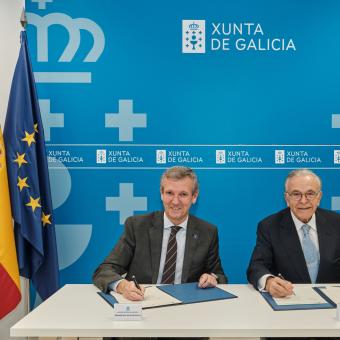 El presidente de la Xunta de Gailcia, Alfonso Rueda y el presidente de la Fundación "la Caixa", Isidro Fainé, durante la firma del convenio.