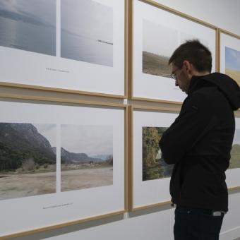 Horizonte y límite. Visiones del paisaje plantea una reflexión sobre la representación del paisaje por parte de artistas contemporáneos a través de prácticas como el vídeo, la fotografía, la pintura y la instalación.