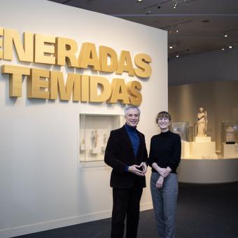 El director de CaixaForum Zaragoza, Ricardo Alfós, y la comisaria y responsable de desarrollo de contenido de exposiciones internacionales del British Museum, Belinda Crerar.