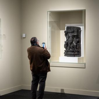 Un visitante fotografía una de las esculturas de la muestra.