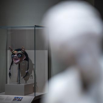 Una máscara de la muestra «Veneradas y temidas. El poder femenino en el arte y las creencias» en CaixaForum Zaragoza.