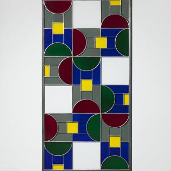 Matt Mullican (1951) Sense títol, 1992. Finestra de vidre de colors (verd, blau, groc, vermell i negre), estructura de metall.188 x 94 x 2 cm.