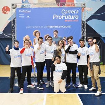 Jóvenes posan en la presentación de los entrenamientos inclusivos de la Carrera ProFuturo.