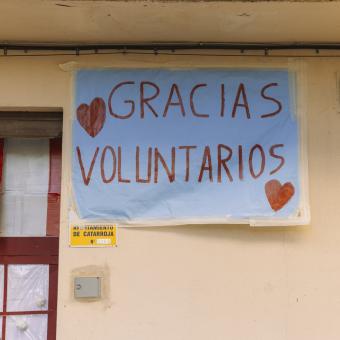 Cartel de agradecimiento a los voluntarios en el municipio de Catarroja.