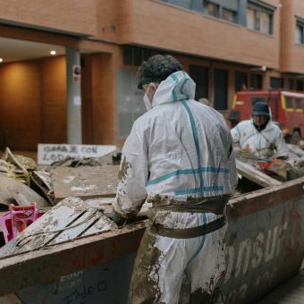 Personas retirando escombros de un garaje.