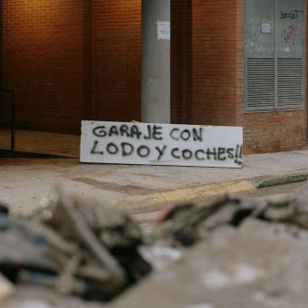 Entrada a un parquin inundado de lodo en el barrio de La Torre (Valencia).