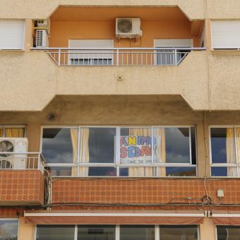 Cartel de ánimo en un edificio del municipio de Sedaví.