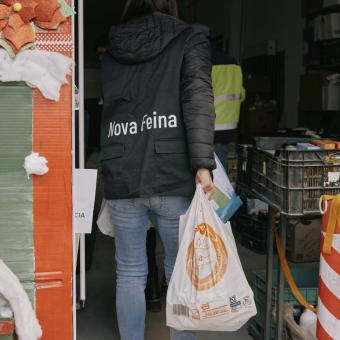 La Fundación Nova Feina repartiendo agua, botas o electrodómésticos entre los afectados.