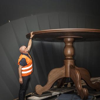 Ignasi con la mesa gigante para la exposición Los mundos de Alicia. Soñar el país de las maravillas.