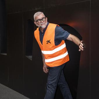 Ignasi Cristià supervisando una de las salas de la muestra.