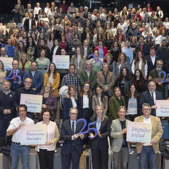 Foto de familia con las entidades sociales en el acto de 25 años de Convocatorias Sociales en CaixaForum Valencia.