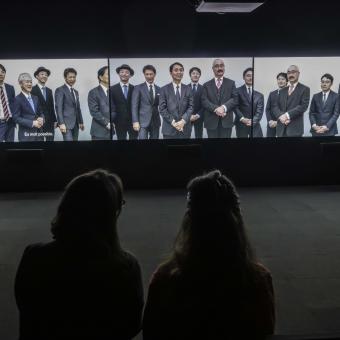 Mediante la videoinstalación Rineke Dijkstra permite a los espectadores ver y escuchar a públicos muy variados observando el cuadro «La ronda de noche».