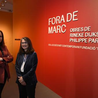 Mireia Domingo, directora de CaixaForum Barcelona, y Nimfa Bisbe, comisaria de la exposición.