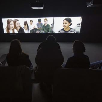 Mediante la videoinstalación Rineke Dijkstra permite a los espectadores ver y escuchar a públicos muy variados observando el cuadro «La ronda de noche».