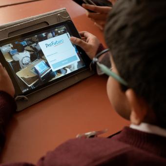 Un estudiante con una tableta.