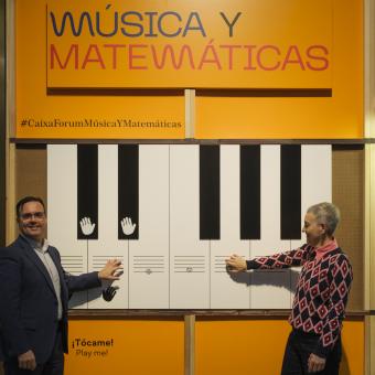 El director de CaixaForum Sevilla, Moisés Roiz, y la asesora científica de la muestra, Magda Polo, en el acceso a la exposición.