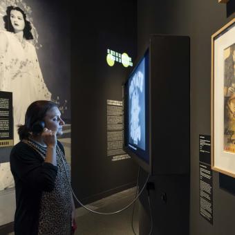 Visitant a l'exposició Top Secret a CaixaForum València.