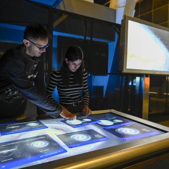 Una mesa interactiva permite conocer datos de la Vía Láctea.