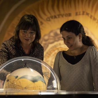 La muestra explica la discusión histórica entre los partidarios de la unicidad de la Tierra y los detractores de esa idea.